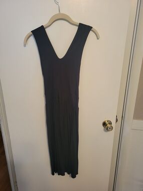 Sleeveless Black V-Neck Midi Dress